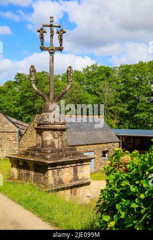 Calvary à côté de la chapelle notre Dame de Lorette datant du 17th siècle, dans le hameau de Coat Nant, Irvillac, Finistère Penn ar Bed Banque D'Images