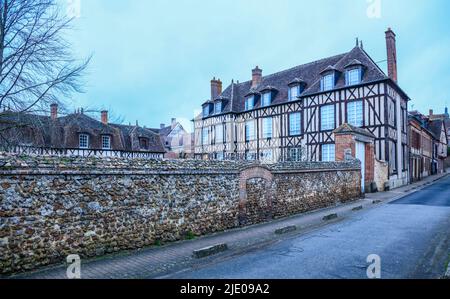 Maisons à colombages dans la vieille ville de Verneuil d'Avre et d'Iton, anciennement Verneuil-sur-Avre, département d'Eure, région normande, France Banque D'Images