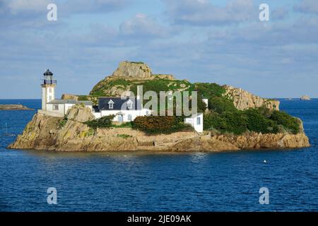 Vue de la Pointe de Penn al Lann à Carantec à l'île de l'Ile Louet avec phare à l'entrée de la baie de Morlaix, département Finistère Banque D'Images