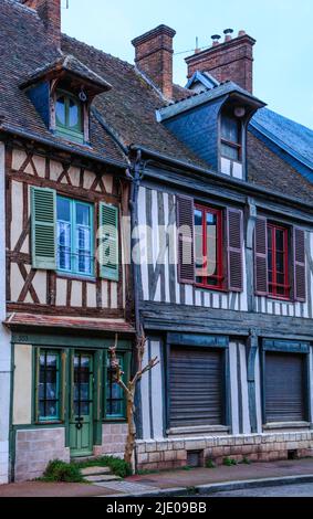 Maisons à colombages dans la vieille ville de Verneuil d'Avre et d'Iton, anciennement Verneuil-sur-Avre, département d'Eure, région normande, France Banque D'Images