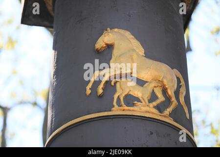 Armoiries de jument avec garnitures à la fontaine du marché sur la place du marché de Stuttgart, capitale de l'État Stuttgart, Bade-Wurtemberg, Allemagne Banque D'Images