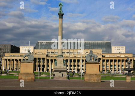 Schlossplatz avec colonne jubilée et statues de cerf et de lion devant Neues Schloss, Koenigsbau à l'arrière, capitale de l'Etat Stuttgart Banque D'Images