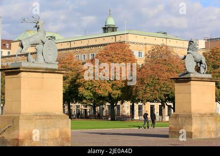 Place du Palais avec bâtiment de la Reine Olga et statues de cerf et de lion en face du Nouveau Palais, capitale de l'Etat de Stuttgart, Bade-Wurtemberg, Allemagne Banque D'Images