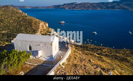 Tir de drone, chapelle blanche, chapelle Saint-Elias, personnes en face de la chapelle, yachts, mer bleu foncé calme, Golfe de Milos, île de Milos, Cyclades, Grèce Banque D'Images