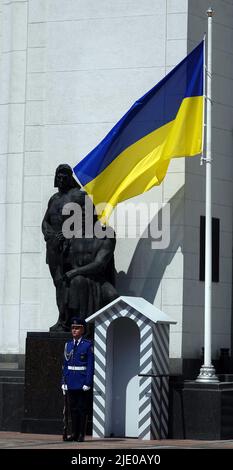 Kiev, Ukraine 11 juillet 2021 : une garde d'honneur assure l'entrée au Conseil suprême de l'Ukraine Banque D'Images