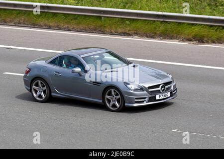 2015 argent Mercedes Benz SLK250 AMG Sport CDI, Blue-Cy A 7G Tronic Diesel coupé ; sur l'autoroute M61, Manchester, Royaume-Uni Banque D'Images