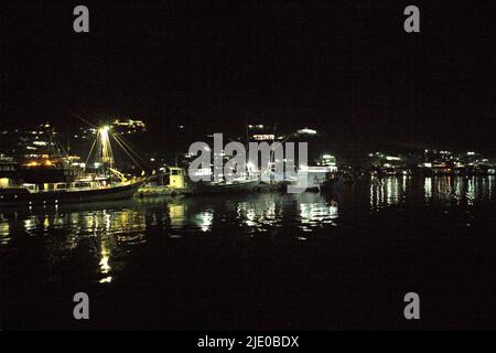 Vue nocturne de Port Labuan Bajo à Labuan Bajo, Komodo, West Manggarai, East Nusa Tenggara, Indonésie. Banque D'Images