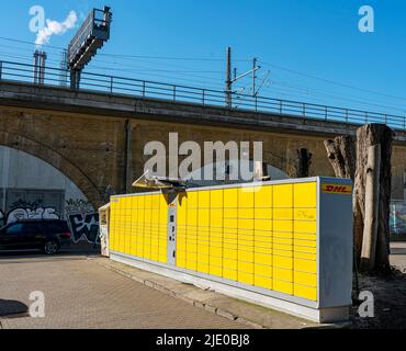 Station de transport DHL à côté d'une ligne de S-Bahn, Berlin, Allemagne Banque D'Images