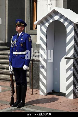 Kiev, Ukraine 11 juillet 2021 : une garde d'honneur assure l'entrée au Conseil suprême de l'Ukraine Banque D'Images