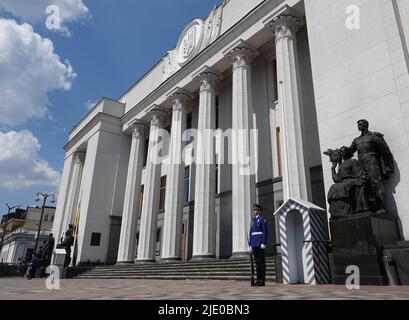 Kiev, Ukraine 11 juillet 2021 : une garde d'honneur assure l'entrée au Conseil suprême de l'Ukraine Banque D'Images