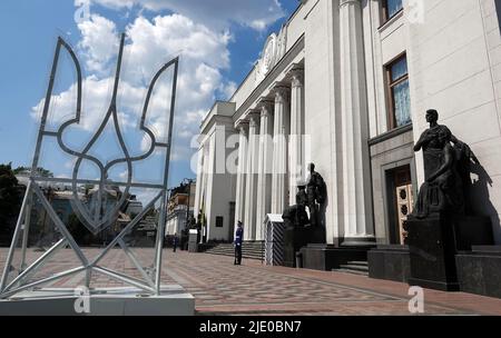 Kiev, Ukraine 11 juillet 2021 : une garde d'honneur assure l'entrée au Conseil suprême de l'Ukraine Banque D'Images