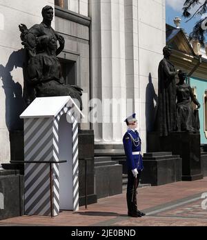 Kiev, Ukraine 11 juillet 2021 : une garde d'honneur assure l'entrée au Conseil suprême de l'Ukraine Banque D'Images