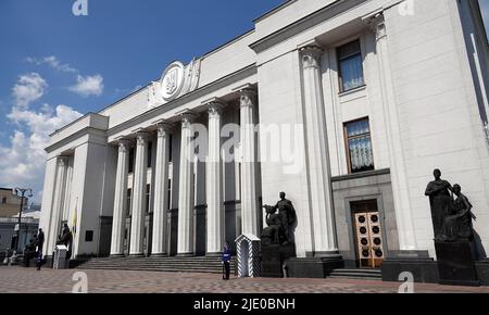 Kiev, Ukraine 11 juillet 2021 : une garde d'honneur assure l'entrée au Conseil suprême de l'Ukraine Banque D'Images