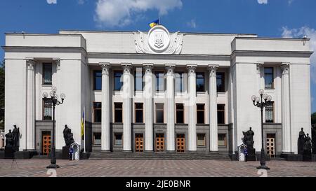 Kiev, Ukraine 11 juillet 2021 : une garde d'honneur assure l'entrée au Conseil suprême de l'Ukraine Banque D'Images