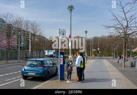 Jeunes se tenant à côté d'un parking, Mitte, Berlin, Allemagne Banque D'Images