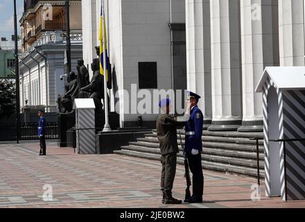 Kiev, Ukraine 11 juillet 2021 : une garde d'honneur assure l'entrée au Conseil suprême de l'Ukraine Banque D'Images