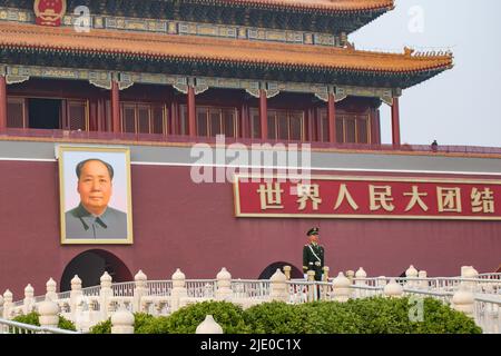 Un policier garde la porte de la paix céleste et la Cité interdite, derrière lui se trouve le portrait de Mao Zedong. Place Tiananmen. Banque D'Images