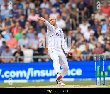 Leeds, Royaume-Uni. 24th juin 2022. Jack Leach d'Angleterre livre le ballon à Leeds, Royaume-Uni le 6/24/2022. (Photo de Mark Cosgrove/News Images/Sipa USA) crédit: SIPA USA/Alay Live News Banque D'Images