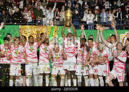 Présentation de la coupe, acclamations pour Mohamed Simakan RasenBallsport Leipzig RBL, RB Leipzig remporte la finale de la coupe DFB, finale de la coupe DFB 79th, Olympiasstadion Banque D'Images