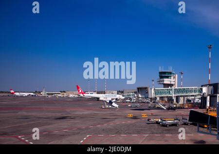 Transport de Turkish et Austrian Airlines à l'aéroport de Catane-Fontanarossa (Italien : Aeroporto di Catania-Fontanarossa Vincenzo Bellini), CTA, Catane Banque D'Images