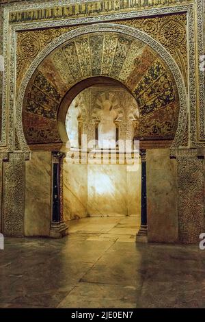 CORDOBA, ESPAGNE - 23 MAI 2017 : c'est le mihrab préservé (10th siècle) dans une partie de la mosquée de la Mesquita. Banque D'Images