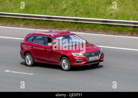 2021 Red MG 5 exclusive EV 156 Electric 61,1KWh Estate Electricité 115 kW ; sur l'autoroute M61, Manchester, Royaume-Uni Banque D'Images