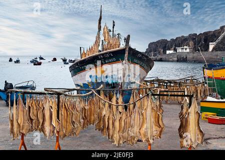 Stockfish suspendu à la crémaillère, bateau de pêche, mer Baia de Camara de Lobos, Madère, officiellement autonome région de Madère, île, Océan Atlantique Banque D'Images