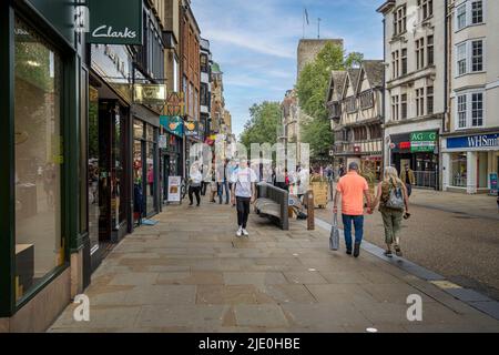 Cornmarket Street Oxford Town Center England montrant St Michael à la North Gate Clock Tower sur la droite Royaume-Uni Banque D'Images