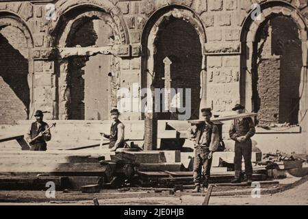 Photographie ancienne de destruction généralisée après un événement dévastateur et catastrophique dans un ton sépia. Banque D'Images