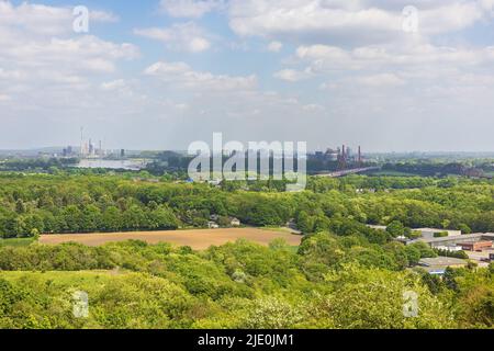 Usines dans la région de la Ruhr, vue de la Halde Rheinpreussen avec les ponts au-dessus du Rhin menant à Duisburg Banque D'Images