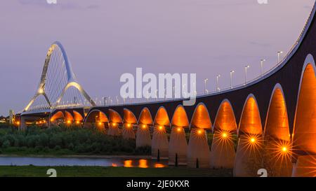 Une soirée au coucher du soleil à l'Oversteek, également appelé Stadsbrug, un pont pour la circulation automobile au-dessus du Waal, à Nimègue, aux pays-Bas. La route au-dessus du Banque D'Images