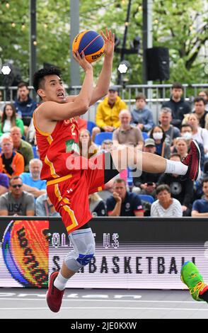 Anvers, Belgique. 24th juin 2022. Guo Hanyu de Chine tire lors du match de billard masculin de la coupe du monde de football de la FIBA 3X3 entre la Chine et le Japon à Anvers, Belgique, 24 juin 2022. Crédit: REN Pengfei/Xinhua/Alay Live News Banque D'Images