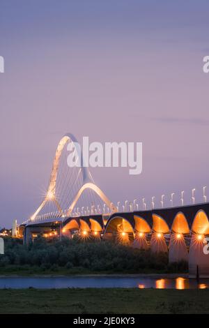 Une soirée au coucher du soleil à l'Oversteek, également appelé Stadsbrug, un pont pour la circulation automobile au-dessus du Waal, à Nimègue, aux pays-Bas. La route au-dessus du Banque D'Images