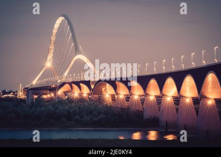 Une soirée au coucher du soleil à l'Oversteek, également appelé Stadsbrug, un pont pour la circulation automobile au-dessus du Waal, à Nimègue, aux pays-Bas. La route au-dessus du Banque D'Images