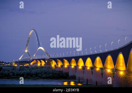 Une soirée au coucher du soleil à l'Oversteek, également appelé Stadsbrug, un pont pour la circulation automobile au-dessus du Waal, à Nimègue, aux pays-Bas. La route au-dessus du Banque D'Images