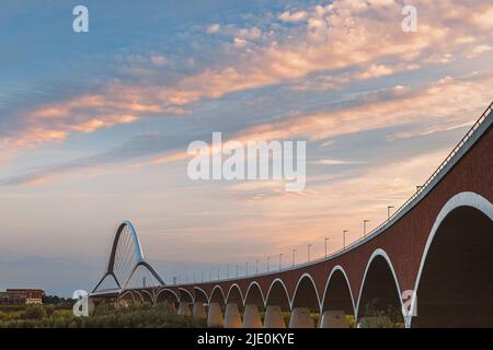 Une soirée au coucher du soleil à l'Oversteek, également appelé Stadsbrug, un pont pour la circulation automobile au-dessus du Waal, à Nimègue, aux pays-Bas. La route au-dessus du Banque D'Images