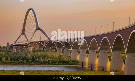 Une soirée au coucher du soleil à l'Oversteek, également appelé Stadsbrug, un pont pour la circulation automobile au-dessus du Waal, à Nimègue, aux pays-Bas. La route au-dessus du Banque D'Images