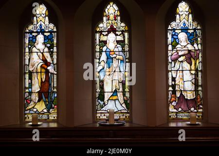 Vitraux de la foi, de l'espoir et de la Charité dans l'église paroissiale de Luss, en Écosse Banque D'Images