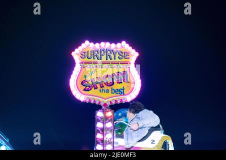 Les foires populaires amusements lumières néon, la conception de signes et la peinture attrayante. Des enseignes et des designs colorés sont créés dans des foires populaires. Puissant et vibrant. Banque D'Images