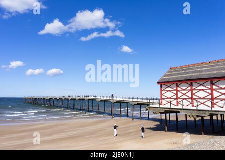 Saltburn au bord de la mer Yorkshire Saltburn Pier un quai victorien restauré et la plage Saltburn au bord du Sea North Yorkshire Redcar et Cleveland England gb Banque D'Images