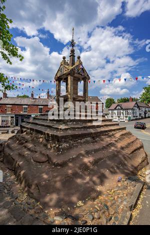 Croix de Lymm au centre du village de Lymm, Warrington, Cheshire, inscrit sur la liste du patrimoine national de l'Angleterre comme liste de Grade I désignée Banque D'Images