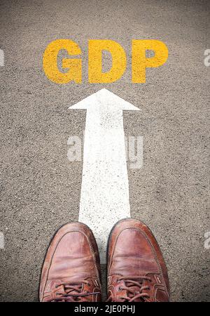 Chaussures en cuir brun ancien et texte pour GDP. Concept sur le marquage de surface de route avec flèche, pour tout modèle Banque D'Images