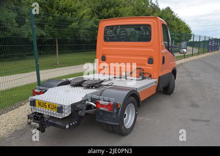 Un mini-tracteur antilartique Iveco Daily avec fixation de sellette d'attelage pour petites remorques articulées, Warwickshire, Royaume-Uni Banque D'Images