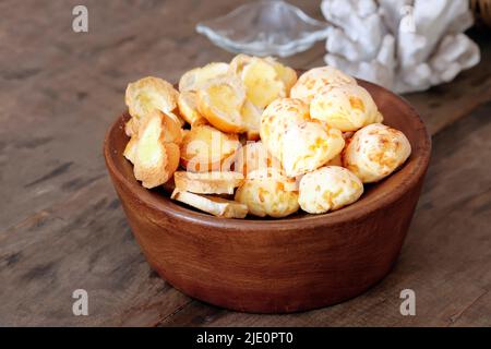 pain au fromage et toasts servis dans un panier en bois sur table - cuisine brésilienne - attention sélective Banque D'Images