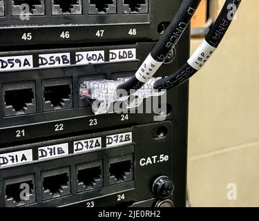 Tableaux de raccordement ethernet énumérés avec des câbles connectés aux ports Banque D'Images