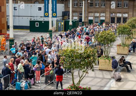 Gare de Waverly, Édimbourg, Royaume-Uni. 24th juin 2022. De très longues files d'attente de passagers se font à l'action industrielle et un accident sur la ligne et copie; Credit: Cameron Cormack/Alay Live News Banque D'Images