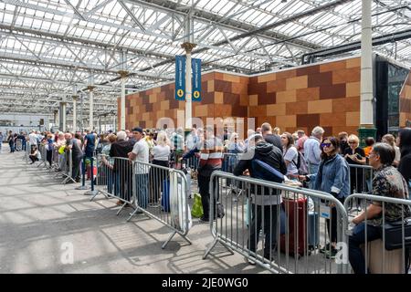 Gare de Waverly, Édimbourg, Royaume-Uni. 24th juin 2022. De très longues files d'attente de passagers se font à l'action industrielle et un accident sur la ligne et copie; Credit: Cameron Cormack/Alay Live News Banque D'Images