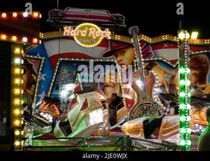 Les foires populaires amusements lumières néon, la conception de signes et la peinture attrayante. Des enseignes et des designs colorés sont créés dans des foires populaires. Puissant et vibrant. Banque D'Images