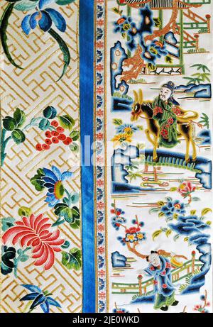 Vêtements chinois anciens, tunique et jupe plissée avec broderie, dynastie Qing, dix-huitième siècle (détail de la broderie). Banque D'Images