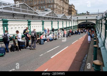 Gare de Waverly, Édimbourg, Royaume-Uni. 24th juin 2022. De très longues files d'attente de passagers se font à l'action industrielle et un accident sur la ligne et copie; Credit: Cameron Cormack/Alay Live News Banque D'Images